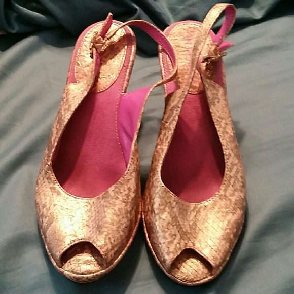 Gold snakeskin print wedge sandals - Picture 2 of 4